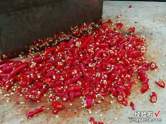腌上一罐剁辣椒，留着冬天慢慢吃，剁椒香辣味浓郁，让人胃口大开