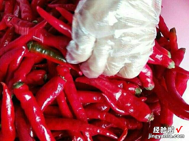 腌上一罐剁辣椒，留着冬天慢慢吃，剁椒香辣味浓郁，让人胃口大开