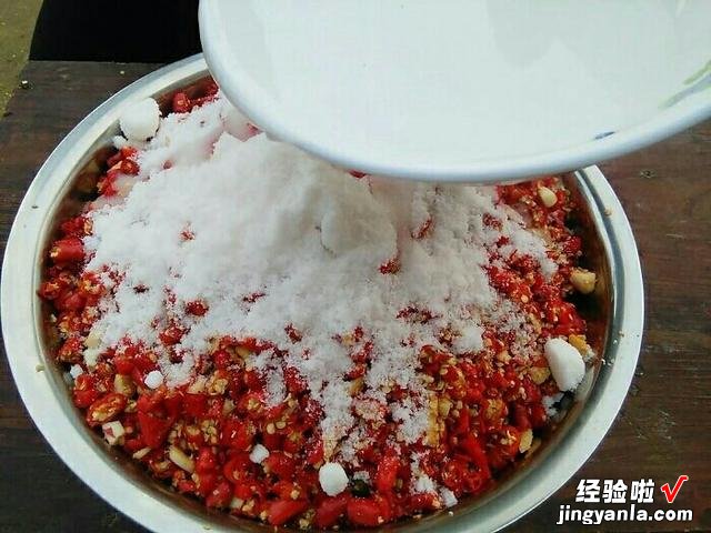 腌上一罐剁辣椒，留着冬天慢慢吃，剁椒香辣味浓郁，让人胃口大开