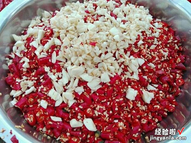 腌上一罐剁辣椒，留着冬天慢慢吃，剁椒香辣味浓郁，让人胃口大开