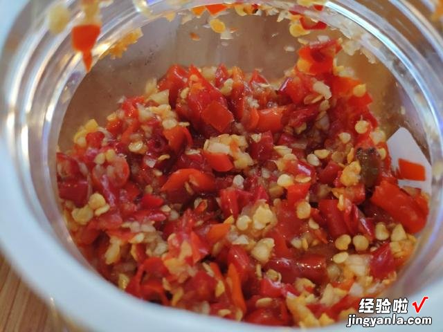 腌上一罐剁辣椒，留着冬天慢慢吃，剁椒香辣味浓郁，让人胃口大开