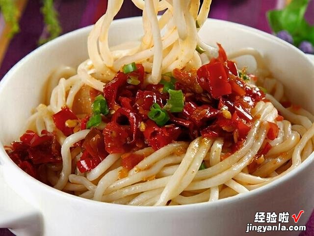 腌上一罐剁辣椒，留着冬天慢慢吃，剁椒香辣味浓郁，让人胃口大开