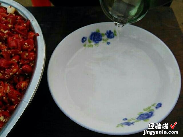 腌上一罐剁辣椒，留着冬天慢慢吃，剁椒香辣味浓郁，让人胃口大开