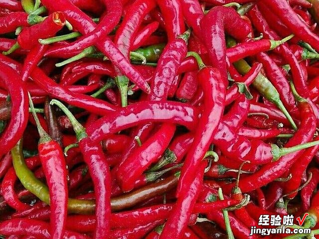 腌上一罐剁辣椒，留着冬天慢慢吃，剁椒香辣味浓郁，让人胃口大开