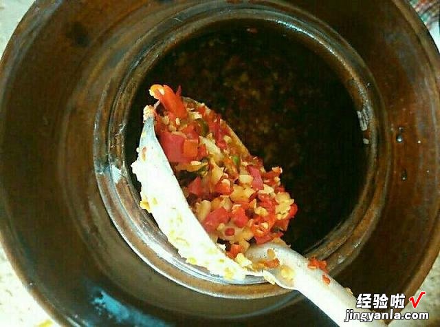 腌上一罐剁辣椒，留着冬天慢慢吃，剁椒香辣味浓郁，让人胃口大开