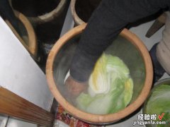 酸菜坛里起白膜了，怎样才能去掉？大厨教你一招，一勺它轻松搞定