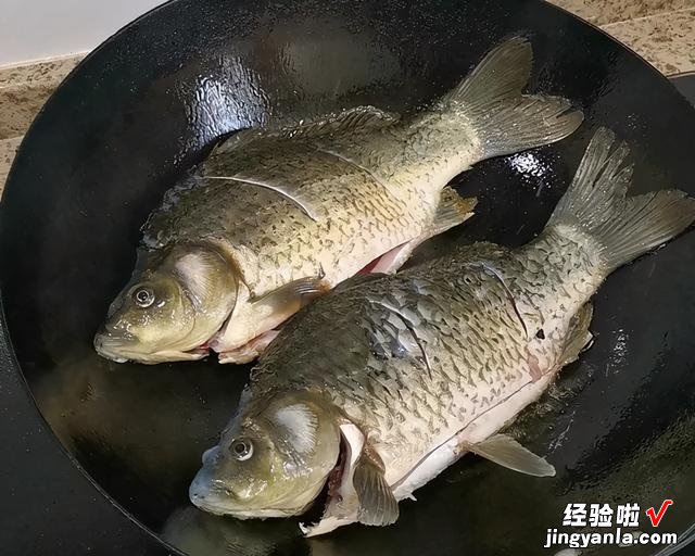 熬鱼汤，直接下锅熬不对！大厨教你一招，汤汁奶白色，味道还鲜美