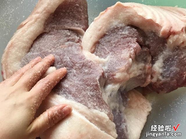 腌腊肉时，一斤肉放多少盐合适？教你秘制做法，腊肉晒好醇厚甘香