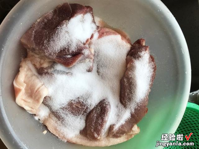 腌腊肉时，一斤肉放多少盐合适？教你秘制做法，腊肉晒好醇厚甘香