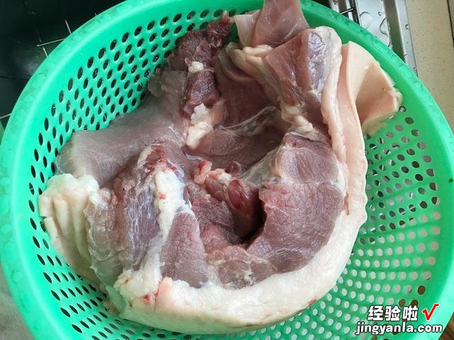 腌腊肉时，一斤肉放多少盐合适？教你秘制做法，腊肉晒好醇厚甘香