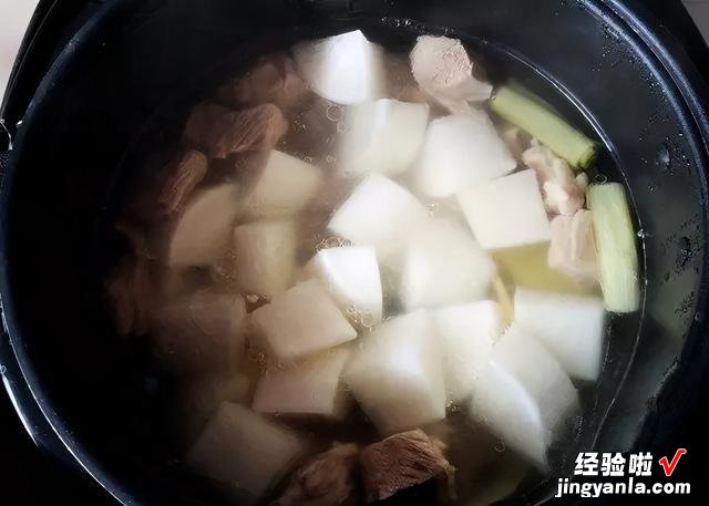 家常版清炖羊肉,用最少的料,炖出最鲜的汤,好喝不腻,没腥膻味