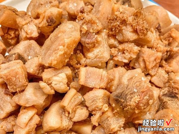 你儿时吃过“猪油渣”吗？又香又脆，蘸点白糖更香，来回味一下吧