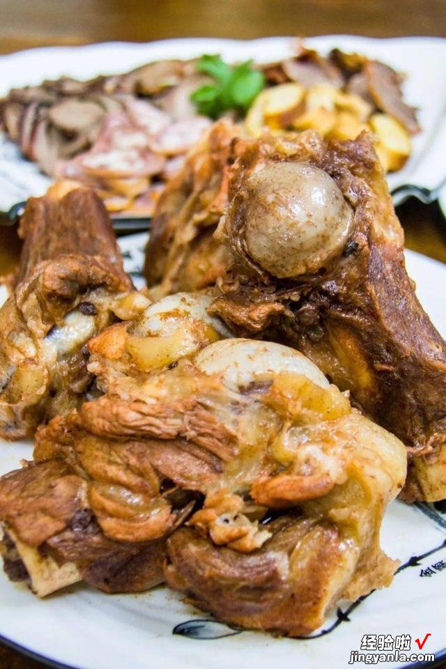 自助酱大骨29元一位随便吃,凉菜饮料不限量,请问老板赚钱吗?