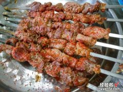 羊肉串怎么腌制，烤出来才好吃？教你一个商用配方，用料精确到克