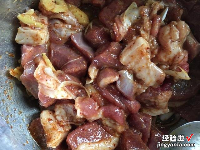 羊肉串怎么腌制，烤出来才好吃？教你一个商用配方，用料精确到克