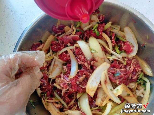 烤牛肉怎么腌制才鲜嫩？老师傅教你一招，滑嫩爽口，外焦里嫩真香