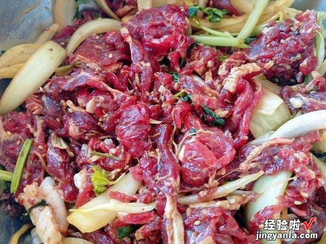 烤牛肉怎么腌制才鲜嫩？老师傅教你一招，滑嫩爽口，外焦里嫩真香