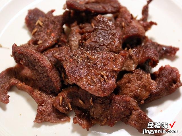 烤牛肉怎么腌制才鲜嫩？老师傅教你一招，滑嫩爽口，外焦里嫩真香