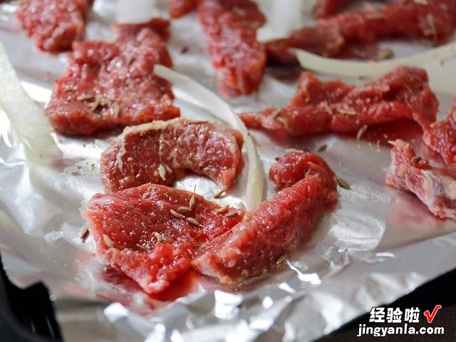 烤牛肉怎么腌制才鲜嫩？老师傅教你一招，滑嫩爽口，外焦里嫩真香