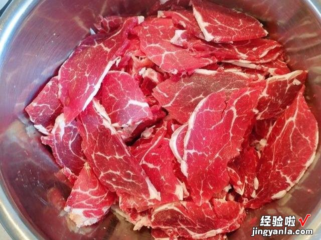 烤牛肉怎么腌制才鲜嫩？老师傅教你一招，滑嫩爽口，外焦里嫩真香