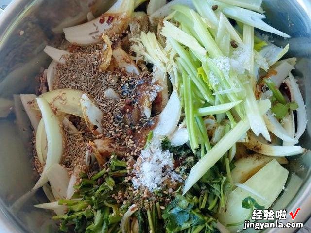 烤牛肉怎么腌制才鲜嫩？老师傅教你一招，滑嫩爽口，外焦里嫩真香