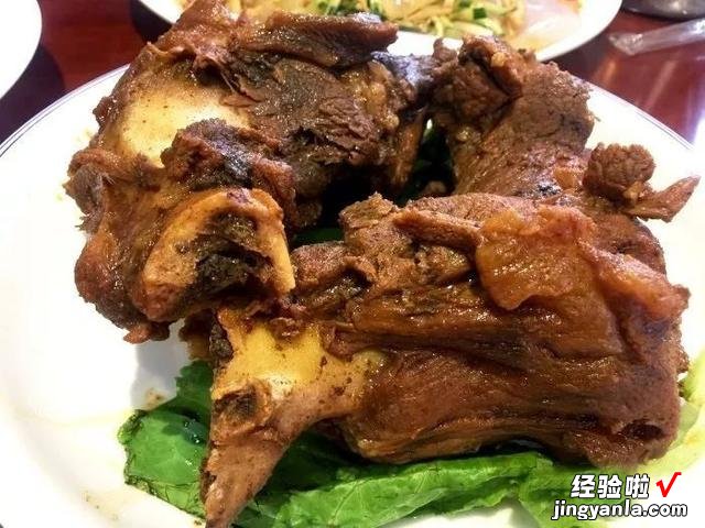 东北大酱必不可少，蘸萝卜、黄瓜、婆婆丁，美味可口，营养又下饭