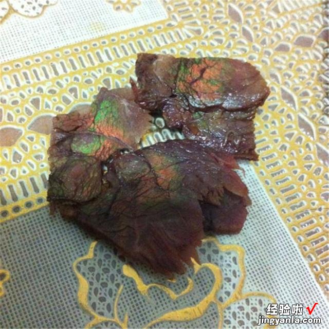 买的酱牛肉，切开后发现“彩虹色”，肉是好是坏，还能继续吃吗？