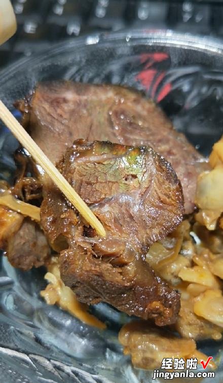 买的酱牛肉，切开后发现“彩虹色”，肉是好是坏，还能继续吃吗？