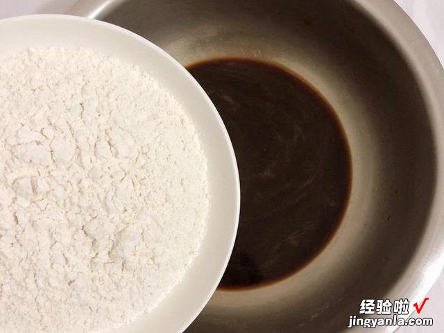 1碗面粉2个鸡蛋,教你在家做发糕,比蛋糕好吃,比蒸馒头还简单