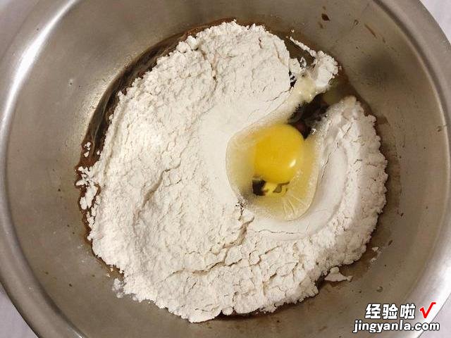 1碗面粉2个鸡蛋,教你在家做发糕,比蛋糕好吃,比蒸馒头还简单