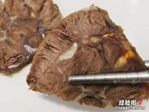 一斤生牛肉，煮熟了变成六两，再煮就变成五两了，少的肉哪去了？