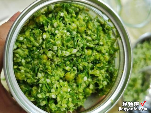 奶奶每年都要腌韭花，简单3步就做好，味道鲜美，冬天涮火锅必备