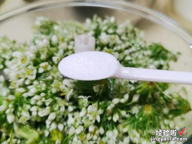 奶奶每年都要腌韭花，简单3步就做好，味道鲜美，冬天涮火锅必备