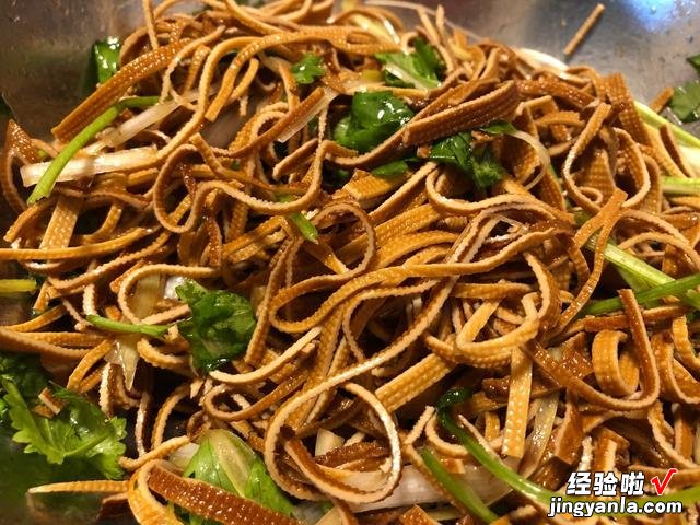 北方人最爱的6道下酒菜,咸香美味,端上桌后,酒量小也能喝半斤