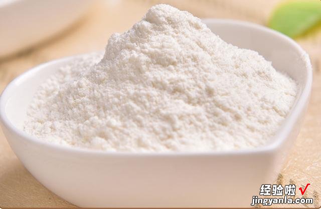 它是面粉中的“贵族”，比普通的贵3倍，筋道十足，煮饺子不破皮