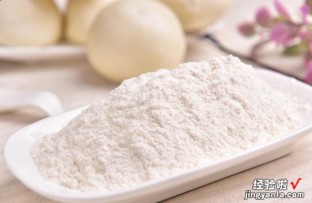 它是面粉中的“贵族”，比普通的贵3倍，筋道十足，煮饺子不破皮