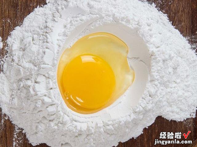 它是面粉中的“贵族”，比普通的贵3倍，筋道十足，煮饺子不破皮