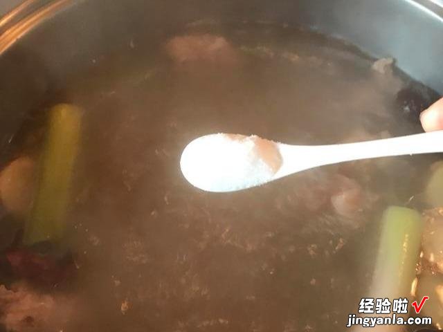 羊汤怎么做?应该放什么香料?很多人不懂装懂,把羊汤熬成了药汤