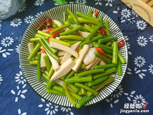 入秋了，把这2样素菜一起炒，不放肉也很鲜，每次炒一盘都不够吃