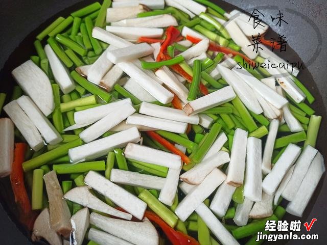 入秋了，把这2样素菜一起炒，不放肉也很鲜，每次炒一盘都不够吃