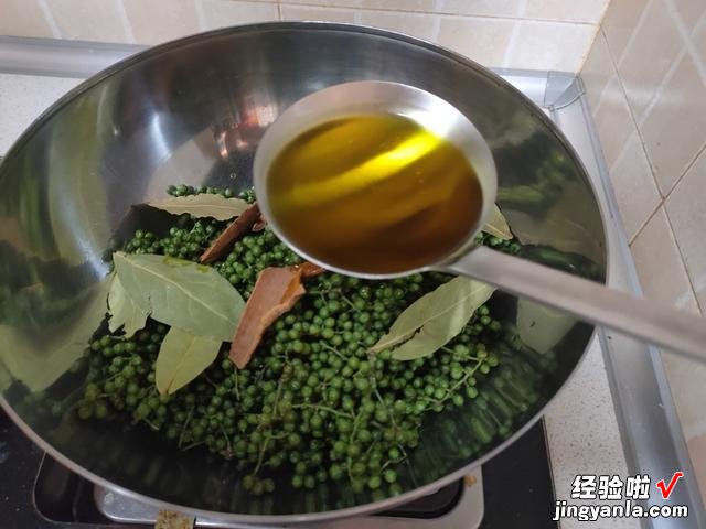 花椒油直接用油炸不对，大厨教你正确做法，又香又麻，方法还简单