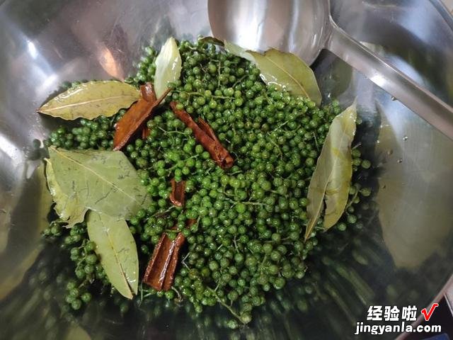 花椒油直接用油炸不对，大厨教你正确做法，又香又麻，方法还简单