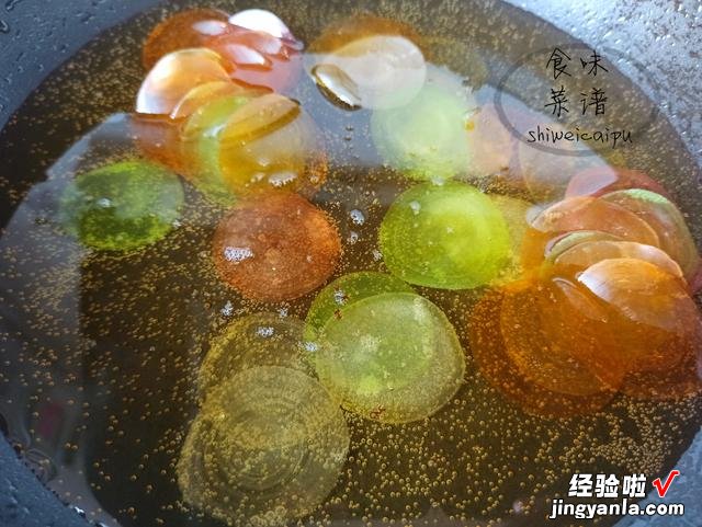 小时候常吃的炸虾片，为什么一炸就涨那么大？你知道是啥做的吗？