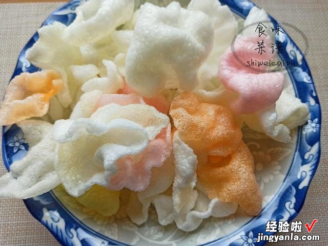 小时候常吃的炸虾片，为什么一炸就涨那么大？你知道是啥做的吗？