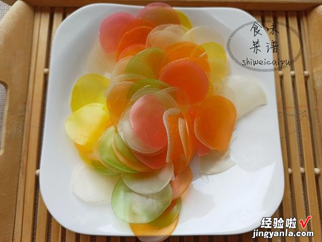 小时候常吃的炸虾片，为什么一炸就涨那么大？你知道是啥做的吗？