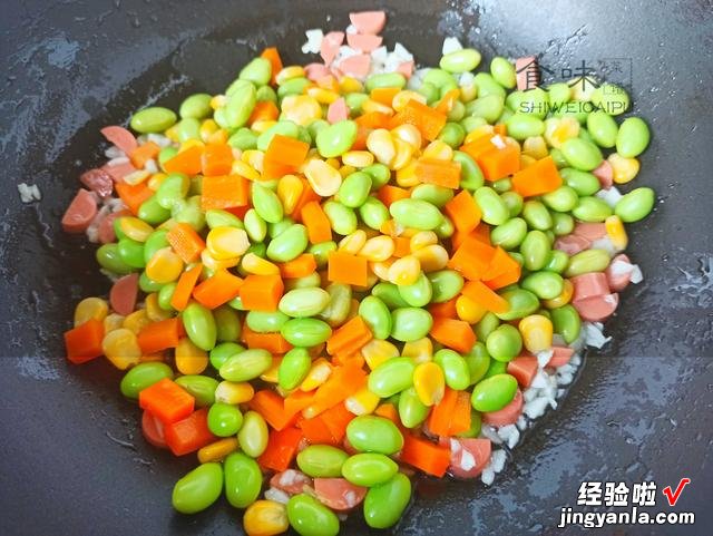 五彩时蔬炒饭，专治不爱吃蔬菜的小孩，学会这样做，孩子抢着要吃