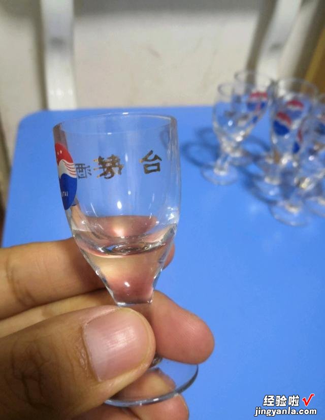 茅台酒自带2个小酒杯，作用不是一般的大，如果只用来饮酒就错了