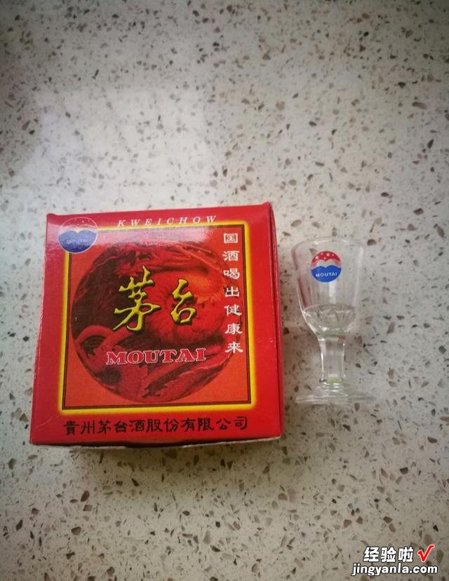 茅台酒自带2个小酒杯，作用不是一般的大，如果只用来饮酒就错了