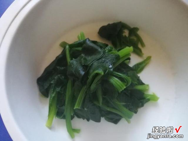 纯天然的菠菜汁面条，颜值高、味道好，做法简单，上桌孩子抢着吃