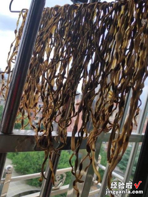 夏天吃不完的豆角,奶奶教我这样保存,一年不变质,冬天炖肉很香